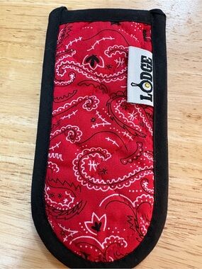 Lodge Red Paisley Oven Mitt Holder cast iron skillet handle